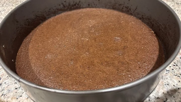 Juuri uunista tullut kladdkaka vuoassa, pinta on tasainen ja hieman halkeillut.