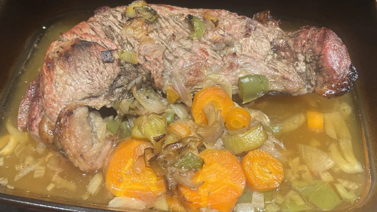 A maminha apoiada sobre a cama de alho-poró, cenoura e cebola, antes de cobrir e levar ao forno