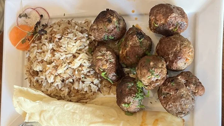 Färsversionen formad till lätt tillplattade bollar och tillagad på grillplattan, med ris och lavashbröd