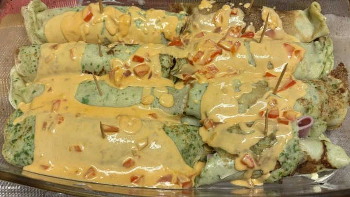 Die Cannelloni schon aufgerollt in der Glas-Auflaufform, mit der Rosé-Sauce bedeckt und von Zahnstochern zusammengehalten, vor dem Backen