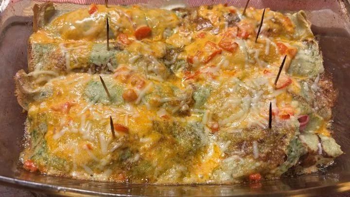 Die Cannelloni frisch aus dem Ofen, mit dem geriebenen Käse über der Rosé-Sauce überbacken