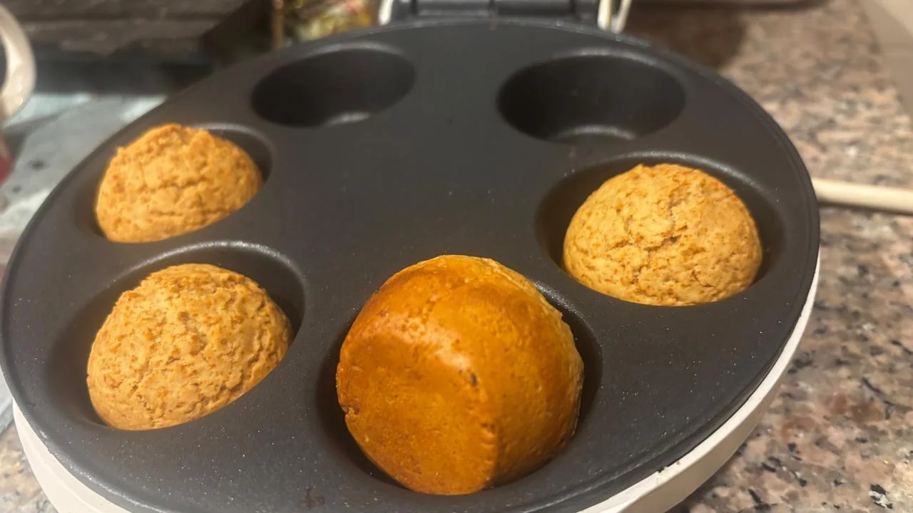 Prianiki sendo assados em uma máquina elétrica de fazer cupcakes
