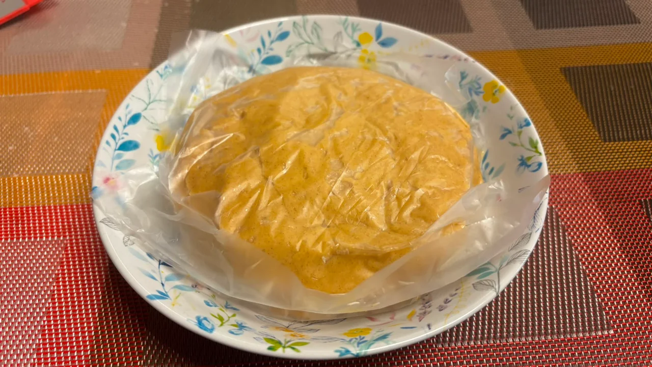 Massa de prianik coberta com filme plástico em uma tigela antes de ir para a geladeira