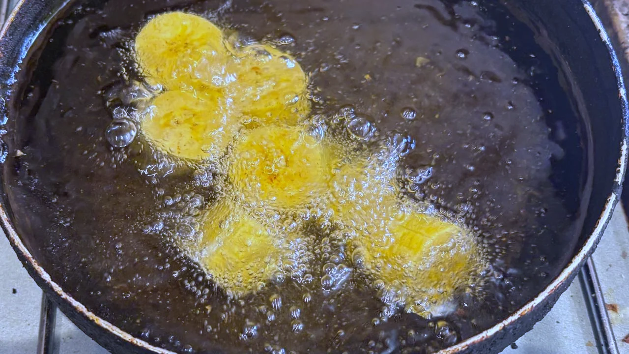 Banaaninpalat ensimmäisessä paistossa keskilämmöllä: ne kypsyvät, mutta eivät vielä ruskistu.