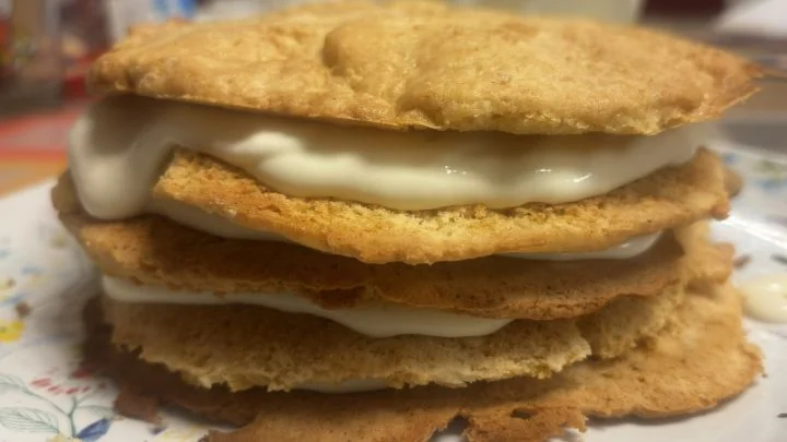 La torta armada antes de la cobertura: se ven las capas de masa alternadas con la crema