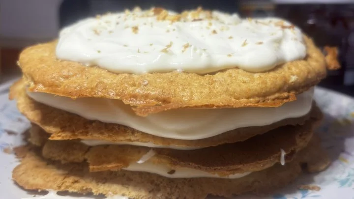 La Medovik terminada, con la capa de crema y las migas tostadas de los propios recortes por encima
