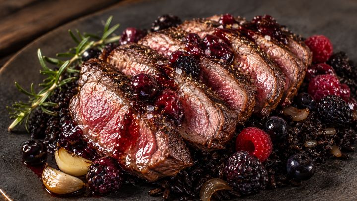 Olho de Bife no Ponto Certo com Arroz Negro Pilaf e Redução de Vinho Tinto e Frutos Vermelhos