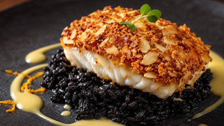 Peixe Branco em Crosta de Amêndoas com Arroz Negro e Beurre Blanc de Laranja